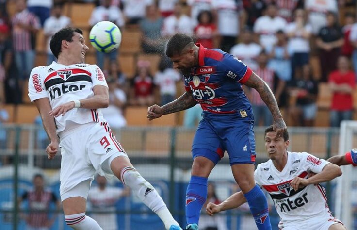 Com gols de Pablo e Igor Gomes, São Paulo venceu o Fortaleza no Pacaembu lotado. 