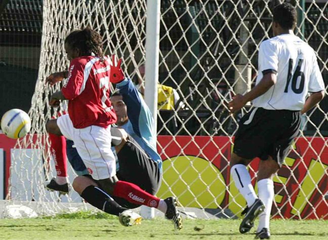 BRASILEIRÃO 2005: Nesta edição teve o escândalo da "Máfia do Apito'', onde voltaram 11 jogos apitados por Edílson Pereira de Carvalho. O Corinthians, que havia sido derrotado em duas partidas, conquistou quatro pontos a mais. Já o Inter, manteve a mesma pontuação em seu jogo reeditado. Para se sagrar campeão, o time paulista podia até empatar com o Goiás, enquanto o clube gaúcho dependia de uma vitória sobre o já rebaixado Coritiba, além de derrota corintiana. O Corinthians acabou derrotado por 3 a 2, mas o Inter não fez a sua parte e perdeu o seu jogo. 