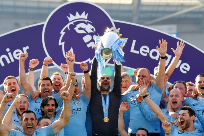 PREMIER LEAGUE 2018/19: Liverpool e Manchester City disputaram rodada a rodada o título inglês da temporada 2018/19. Até que, na 25ª rodada, os reds empataram com o West Ham e viram o City vencer o Arsenal, e passar por um ponto na tabela. E assim ficou até a última rodada, e, com uma vitória sob 4 a 1 para cima do Brighton, os Citizens conquistaram seu nono título. 