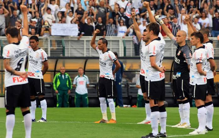 BRASILEIRÃO 2011: Naquela ocasião, Corinthians e Vasco chegavam à 38ª rodada na briga pela taça, separados por dois pontos na tabela de classificação. O Corinthians teve o Palmeiras pela frente, enquanto o Vasco enfrentava o Flamengo. No Pacaembu, o empate em 0 a 0 foi o suficiente para o time paulista, comandado por Tite, ser campeão. No Rio, o "Clássico dos Milhões" terminou empatado em 1 a 1.