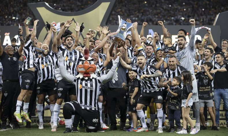 Campeonato Brasileiro 2021: Atlético-MG campeão com 84 pontos, contra 71 do Flamengo.