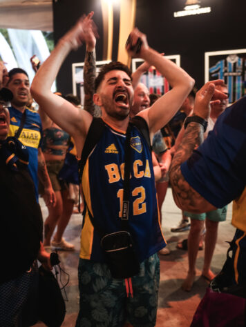 A torcida do Boca Juniors é bem-vinda no espaço em pleno Rio de Janeiro e marca presença.