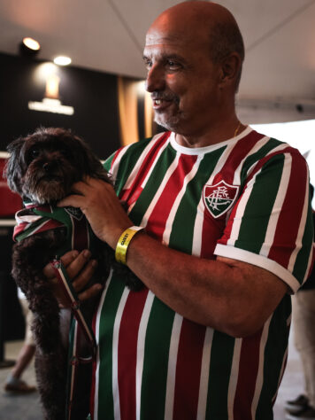 A cadela Pretinha, xodó dos torcedores tricolores nas redes sociais, apareceu no evento e fez a festa dos presentes.