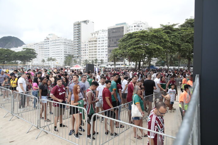 A Fan Fest acumula fila com diversos fãs de futebol ansiosos para conhecer o local.