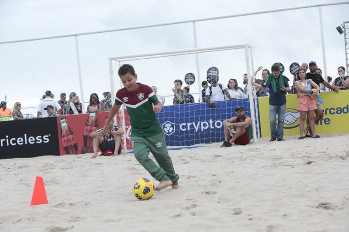 O espaço possui uma quadra de futebol de areia para crianças, jovens e adultos brincarem.