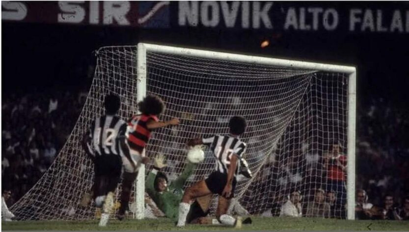 O Brasileirão de 1980 teve Flamengo e Atlético-MG como finalistas, disputando duas partidas. O Galo venceu a primeira por 1 a 0, em Minas Gerais. E no jogo de volta, no Rio de Janeiro, o Fla ganhou por 3 a 2. O Mengão se sagrou campeão ao jogar por dois resultados iguais.