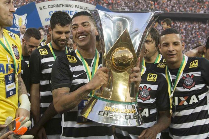 Campeonato Brasileiro 2015: Corinthians campeão com 81 pontos, contra 69 do Atlético-MG.