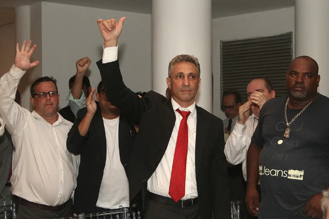 Resultado inédito! O Conselho Deliberativo do Vasco não elegeu o presidente da chapa vencedora das urnas, Julio Brant, mas sim seu ex-aliado Alexandre Campello que fazia parte da sua chapa, mas se colocou como candidato no dia. Ele recebeu apoio dos 30 conselheiros eleitos da chapa de Eurico Miranda.