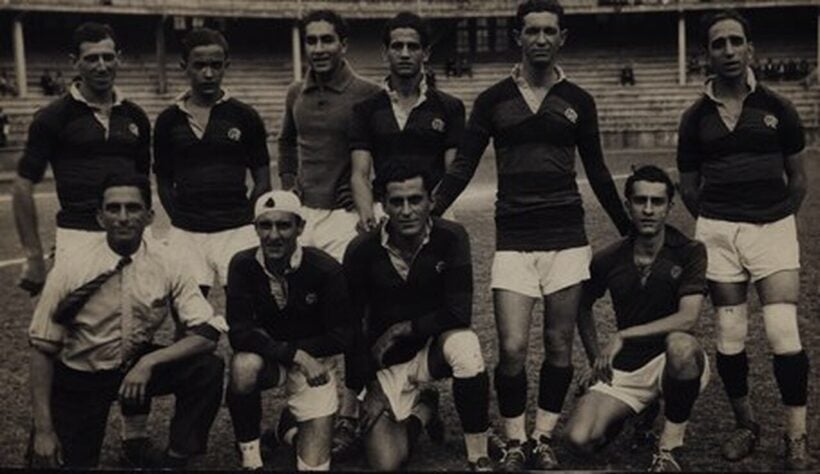 Apenas em 1912, o clube iniciou sua trajetória no futebol. Em sua primeira partida, realizada em maio, o Flamengo goleou o Mangueira por 15 a 2.