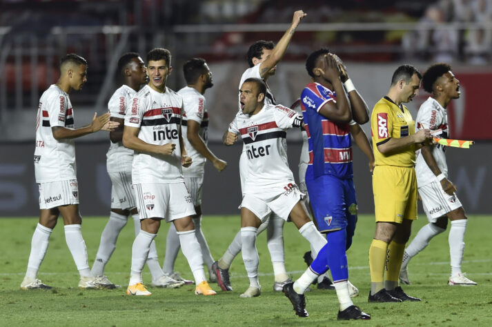 Após empate por 2 a 2 no tempo normal, Volpi brilhou nos pênaltis, e o São Paulo avançou na Copa do Brasil.