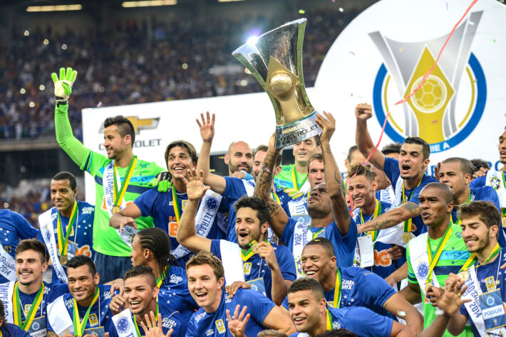Campeonato Brasileiro 2014: Cruzeiro campeão com 80 pontos, contra 70 do São Paulo. 