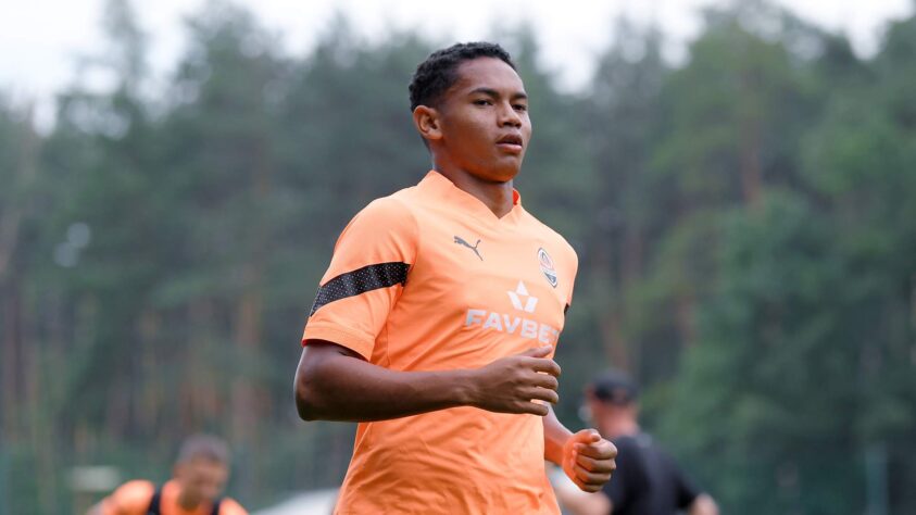 4º. Eguinaldo (2023 - Shakhtar Donetsk): Shakhtar Donetsk 3x5 Porto - 19 anos, 4 meses e 4 dias