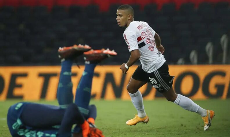 Na estreia de Ceni pelo Mengão, Brenner se destacou na vitória do São Paulo no Maracanã.