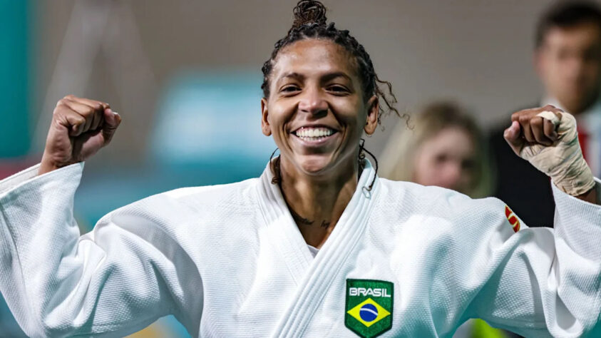 Judô - Medalhas de ouro: 7  (Michel Augusto, categoria 60kg; Gabriel Falcão, categoria 73kg; Guilherme Schmidt, categoria 81kg; Larissa Pimenta, categoria 52kg; Rafaela Silva, 57kg (foto); Alexia Nascimento, categoria 48kg; e Samantha Soares, categoria 78kg)