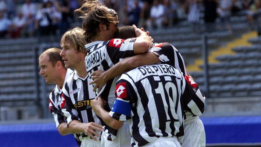 SÉRIE A DO CALCIO 2001/02: A Inter de Milão terminou a rodada 37 do campeonato na primeira posição da tabela, com 69 pontos, e tinha boas chances de encerrar um jejum de 13 anos na Série A. Entretanto, Juventus, com 68 pontos, e Roma, com 67, eram ameaças. Na última partida, contudo, os milaneses amargaram uma derrota por 4 a 2 para a Lazio e perderam o título. A Juve levou a taça ao bater a Udinese, fora, por 2 a 0. 