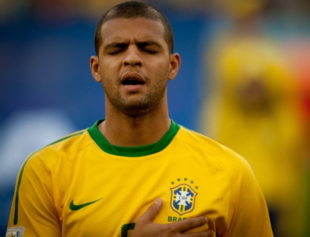  Felipe Melo saiu em defesa do atleta do Barcelona e disse que a equipe tem que "ganhar no braço" se for preciso.
