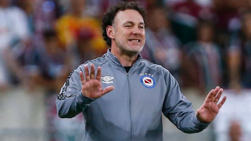 Gabriel Milito (argentino) - 43 anos. O treinador está sem clube desde que deixou o Argentinos Juniors, em agosto de 2023. 