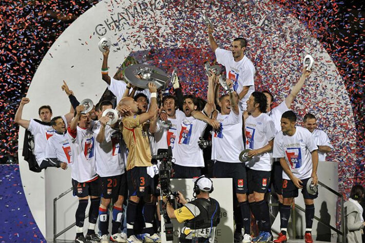 LIGUE 1 2001/02: O Lyon sonhava com seu 1º campeonato Francês, mas tinha como maior rival o Lens, que terminou a penúltima rodada na liderança, com 64 pontos, um a mais sobre a equipe do meia  Juninho Pernambucano. A etapa decisiva do calendário, porém, colocou os dois rivais frente a frente, no Stade Gerlande. Em casa, o Lyon conseguiu uma vitória por 3 a 1 diante da torcida e levantou a taça pela 1ª vez em sua história. 