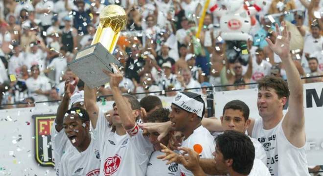 BRASILEIRÃO 2004:  Athletico-PR e Santos chegavam a última rodada com chances de título. O cenário daquela 46ª rodada era esse: para conquistar a taça, a equipe da Vila Belmiro precisava de um triunfo sobre o Vasco, enquanto o time paranaense dependia de uma vitória combinada com um tropeço dos paulistas. O Santos venceu o Vasco por 2 a 1 e conquistou o octacampeonato brasileiro. 