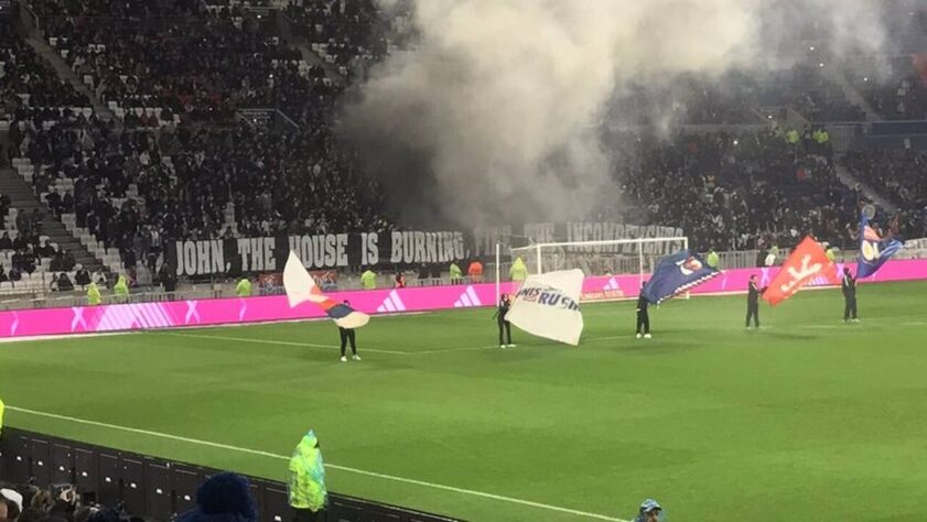 Na derrota por 4 a 1 para o PSG em casa, pelo Campeonato Francês, parte da torcida do Lyon fez um protesto contra John Textor.