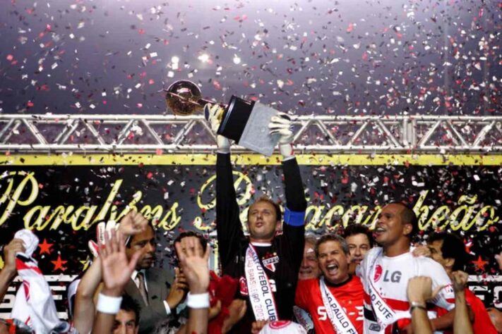 Campeonato Brasileiro 2007: São Paulo campeão com 77 pontos, contra 62 do Santos.