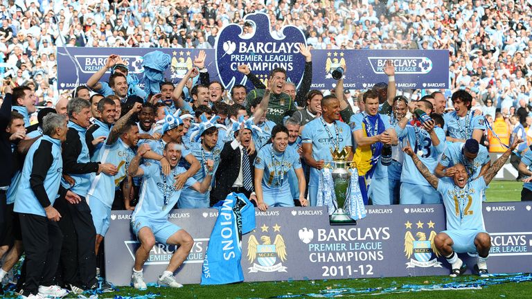 Premier League (2011/12): O Manchester City se sagrou campeão desta edição da Premier League ao vencer o Queens Park Rangers por 3 a 2 com um gol já nos acréscimos. O Manchester United também venceu seu jogo contra o Sunderland por 1 a 0 mas não foi o suficiente, e o caneco ficou com os Cityzens. Ambas equipes terminaram o campeonato com 83 pontos, e o saldo de gols dos Blues maior. 