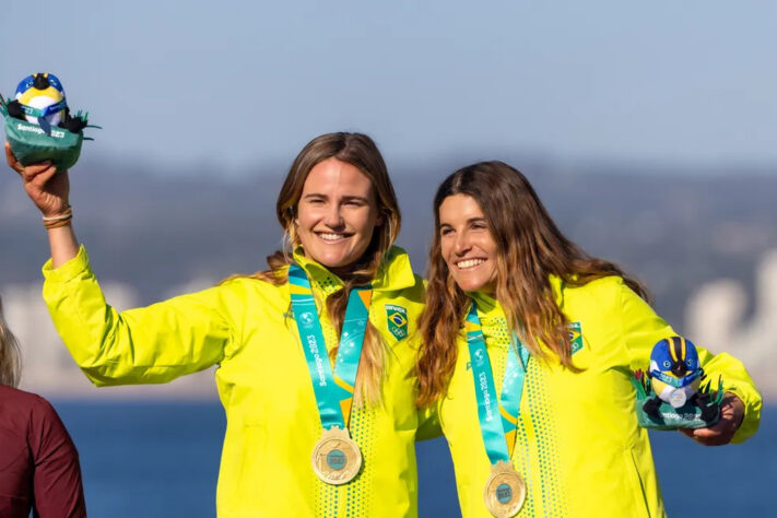 Vela - Medalhas de ouro: 3 (Martine e Kahena (foto), na categoria 49er; Matheus Isasc, na categoria Foil; e Bruno Loco, na categoria Kite)