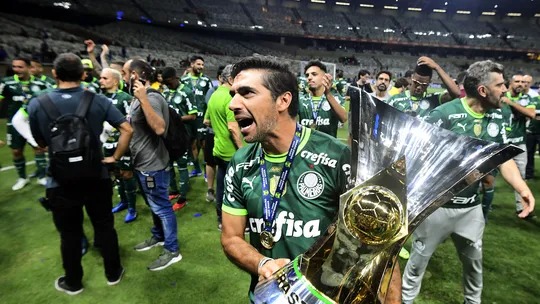 O Brasileirão de 2023 chegou ao fim, com o 12º título do Palmeiras e o inédito rebaixamento do Santos. Com isso, nós do Lance! vamos fazer você relembrar a pior campanha do seu clube no Campeonato Brasileiro, confira: 