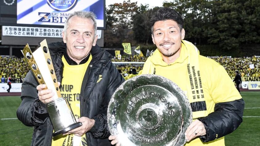Nelsinho Baptista - Apesar de passagens por clubes conhecidos do exterior, como Al-Hilal (SAU) e Colo-Colo (CHI), Nelsinho se destacou no futebol japonês. Pelo Verdy Kawasaki (atual Tokyo Verdy), foram dois Campeonatos Japonês (1994 e 1995) e uma Copa da Liga (1994). Pelo Kashiwa Reysol, venceu um Campeonato (2011), uma Copa do Imperador (2012), uma Copa da Liga (2013) e uma Supercopa (2012). 