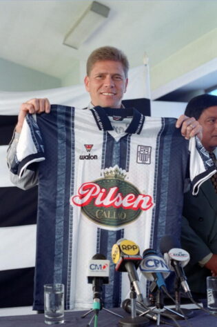 Paulo Autuori - Começou como auxiliar de Marinho Peres e, por isso, treinou diversas equipes portuguesas no início da carreira. Após vencer o Brasileirão de 1995 pelo Botafogo, foi contratado pelo Benfica, mas não venceu no clube. Posteriormente, passou pelo futebol peruano, onde conquistou um bicampeonato com clubes diferentes: Alianza Lima (2001) e Sporting Cristal (2002). Também treinou a seleção do Peru entre 2003 e 2005. No Qatar, teve trajetória parecida: venceu a Copa do Emir do Qatar em 2010 e 2011, títulos que lhe conduziram à seleção olímpica, e posteriormente a principal, do Qatar. 