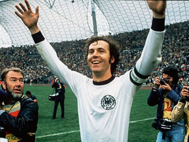 Franz Beckenbauer - Beckenbauer venceu a Copa do Mundo junto a Alemanha em 1974, e em 1990 como treinador. O zagueiro assumiu a presidência do do Bayern de Munique, time que defendeu de 1964 a 1977 e mantém cargo de honra até hoje. (Foto: Reprodução)