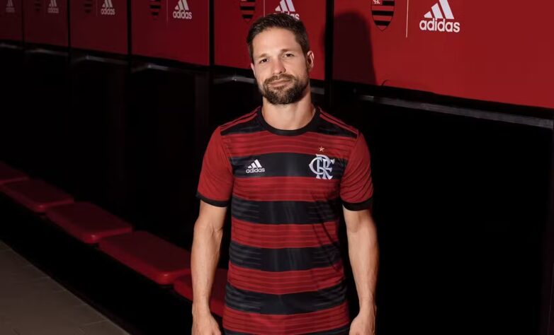 Na temporada de 2018, a camisa principal foi apresentada com o clássico padrão listrado horizontalmente, composto por tons de vermelho e preto. Essas listras foram enriquecidas por detalhes gráficos em tonalidades mais claras, proporcionando um toque moderno e diferenciado à vestimenta.