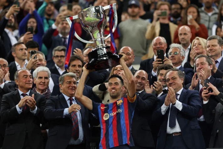 14/05/2023- Depois da chuva vem o sol! Após ano turbulento, Barcelona se consagra campeão espanhol. Xavi é unanimidade. Foto: Luis Gene/AFP