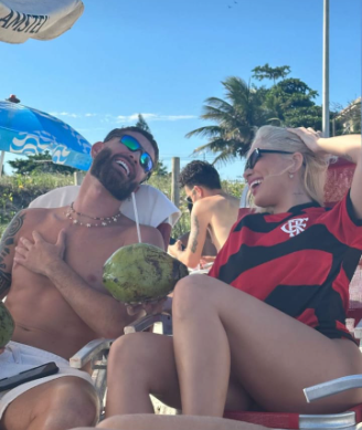 Léo Pereira e Karoline - O jogador do Flamengo e a influenciadora estão sendo vistos juntos recentemente.  Karoline também já teve um relacionamento com Éder Militão, jogador da Seleção Brasileira.