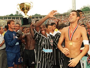 A final de 1999 foi disputada por Vasco e Corinthians, que protagonizam um dos maiores clássicos interestaduais da história. Em campo, o Timão venceu o Cruz-Maltino por 1 a 0 e conquistou o seu quarto título na ocasião. 