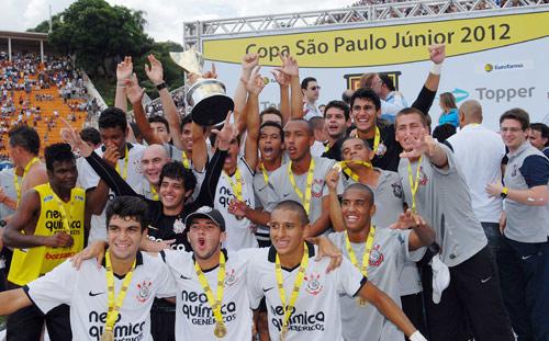 Fluminense e Corinthians empatavam a final da Copinha de 2012 por 1 a 1, até os 45 minutos do segundo tempo. Em um escanteio batido para a área, Antônio Carlos, então zagueiro do Corinthians, testou firme para o fundo do gol, virando o jogo para o Alvinegro e fazendo com que o timão conquistasse seu oitavo título na ocasião.