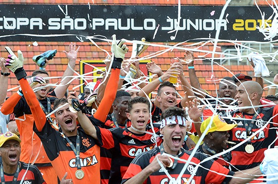 Em um primeiro tempo avassalador, o Corinthians abriu 2 a 0 em cima do Flamengo na final da Copinha de 2016. No segundo tempo, o Rubro-Negro voltou melhor, empatou a partida, e levou o clássico para a disputa por pênaltis. Nas cobranças, melhor para o Fla, que venceu o Timão por 4 a 3 e venceu, naquela altura, o seu segundo título. 
