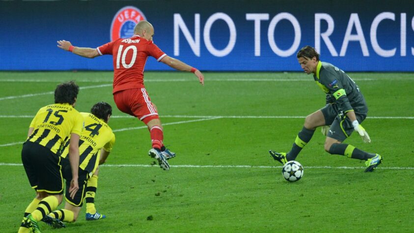 A REDENÇÃO DO MAESTRO HOLANDÊS: a final da Uefa Champions League de 2012/13 estava empatada por 1 a 1, com gols de Mandzukic para o time da capital e de Gündogan para o time do Borussia. Aos 89 minutos, no apagar das luzes, Robben recebe a bola dentro da grande área e, com um toquinho sutil, tirando do goleiro, faz 2 a 1 para o Bayern, dando o título europeu à equipe naquele ano, exorcizando todos os fantasmas que o cercavam desde 2010. 