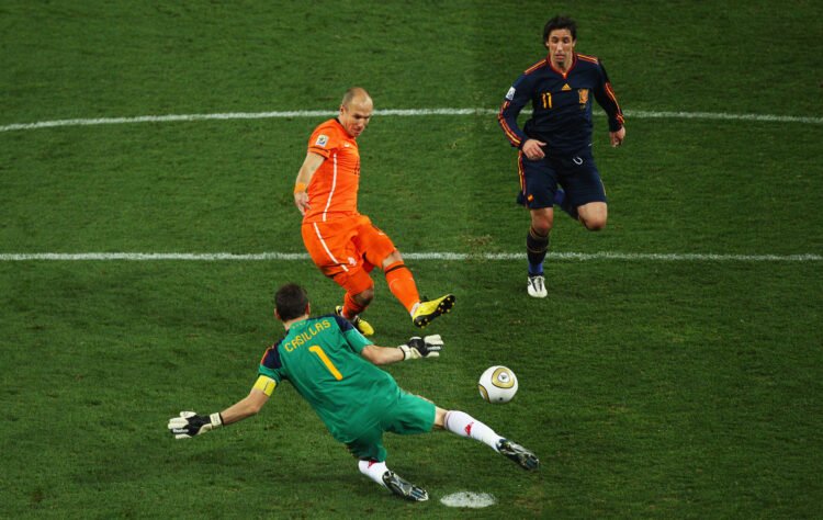 TERCEIRO VICE-CAMPEONATO HOLANDÊS: a final da Copa de 2010 estava tensa, os dois times nervosos quando, no minuto 63, Robben saiu cara a cara com Iker Casillas, nos pés do holandês, o gol do título sonhado pela Holanda. Porém, o arqueiro do Real Madrid fez um milagre, salvando a Espanha. Minutos mais tarde, na prorrogação, Andrés Iniesta fez o gol que deu o primeiro título mundial à Roja. Esse lance, para Robben, é o mais doloroso de sua carreira. 