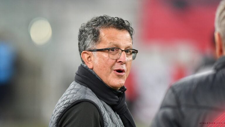 Juan Carlos Osorio, o excêntrico treinador colombiano que teve passagem pelo São Paulo, comanda agora o Athletico Paranaense. Com a alcunha de “El Profe”, Osorio se destaca por curiosos causos e algumas manias. Confira, a seguir, um pouco das “loucuras” do comandante: