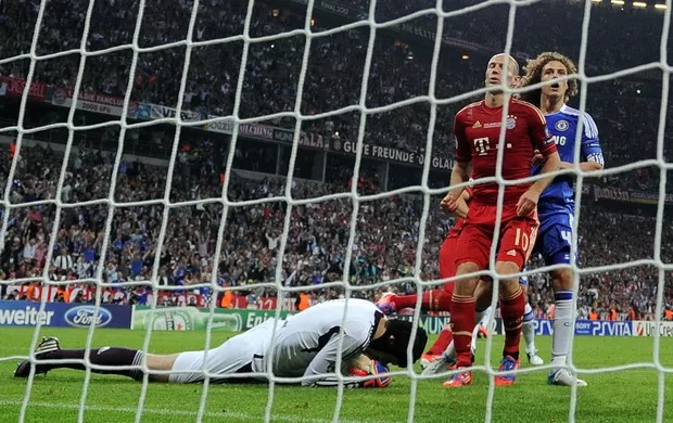 PÊNALTI PERDIDO POR ROBBEN NA PRORROGAÇÃO: com o placar marcando 1 a 1 ao final do tempo regulamentar, começou a prorrogação. Didier Drogba faz pênalti em Ribéry, e, mais uma vez Robben, em mais um momento decisivo para o Bayern. Robben bate forte, no canto esquerdo do goleiro, e Petr Cech faz a defesa, encaixando a bola, para desespero dos alemães na Allianz Arena, que viram, mais tarde, o Chelsea ser campeão, vencendo a disputa das penalidades máximas. 