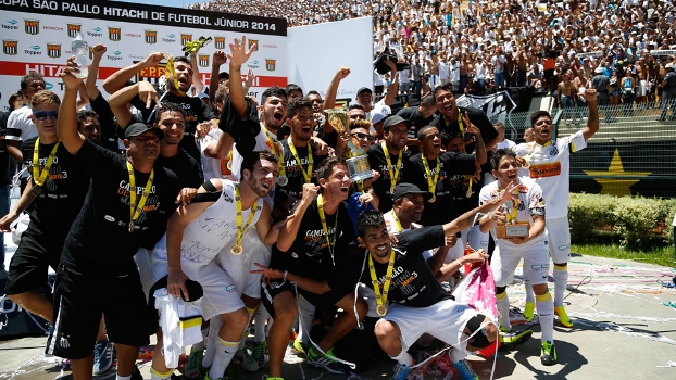 O Santos venceu o Corinthians na final da Copinha de 2014. O movimentado Clássico Alvinegro terminou em 2 a 1 para o Peixe, em um Pacaembu lotado. O Peixe, conquistava ali, o seu terceiro título.