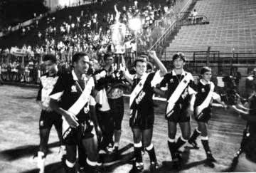 Vasco e São Paulo se enfrentaram na final da Copinha de 1992. Com o empate por 1 a 1 no tempo normal, a partida foi para a disputa de pênaltis. Nas cobranças, o Cruz-Maltino levou a melhor sobre o Tricolor, venceu por 4 a 3 e conquistou seu primeiro título da competição.