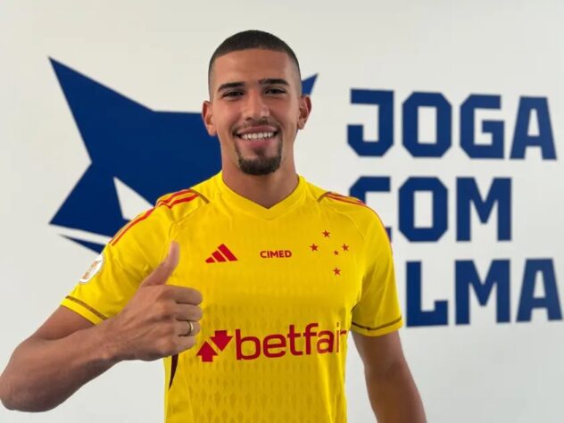 FECHADO - O Cruzeiro contratou mais um reforço para a temporada: o goleiro Léo Aragão de 21 anos. O jogador pertencia ao Bragantino e estava emprestado ao Ituano. Seu vínculo com a Raposa tem duração até 2025. 