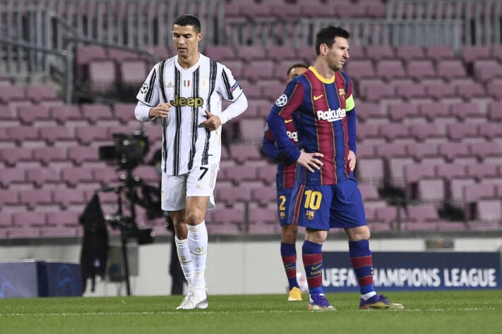 Messi e Cristiano Ronaldo protagonizaram uma das maiores rivalidades do futebol mundial nas últimas duas décadas, disputando gol a gol os principais títulos e prêmios individuais do futebol mundial. Veja a seguir 12 momentos desta competição! 