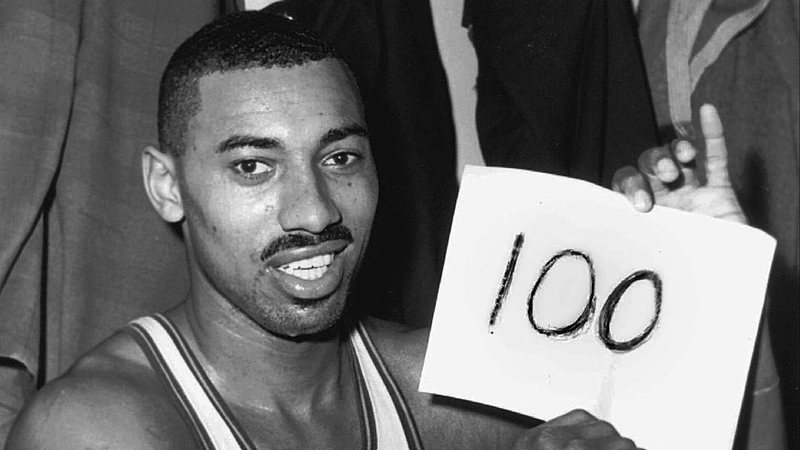 Wilt Chamberlain foi o primeiro e único jogador a atingir 100 pontos em uma partida na história da NBA