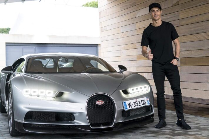 Bugatti Chiron - Outro famoso carro da Bugatti, CR7 já apareceu em várias oportunidades com o carro avaliado em R$ 12,9 milhões diversas vezes. 