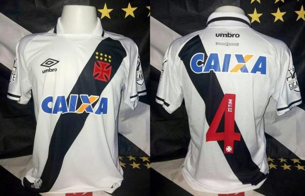 2017 - O uniforme de 2017 contou com novos detalhes, principalmente na gola, e com o retorno na faixa transversal na parte de trás da camisa.