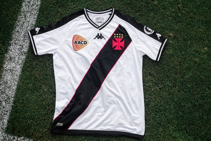 Com referências claras ao uniforme de 1999/2000, o Vasco divulgou na última semana a nova camisa II que será utilizada em 2024. Com isso, o Lance! reuniu os uniformes que marcaram os últimos 10 anos do clube para você relembrar.