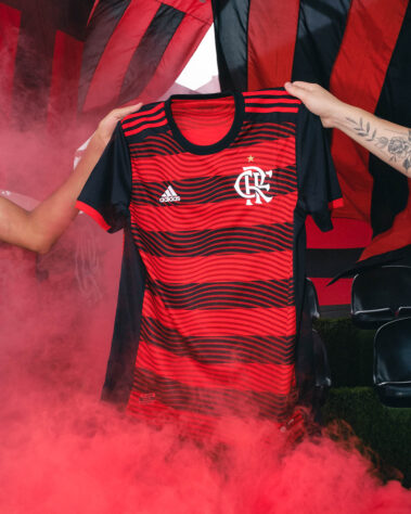 A camisa de 2022 trouxe listas mais finas do que as vistas no ano anterior. As texturas foram feitas para imitar a festa da torcida nas arquibancadas.